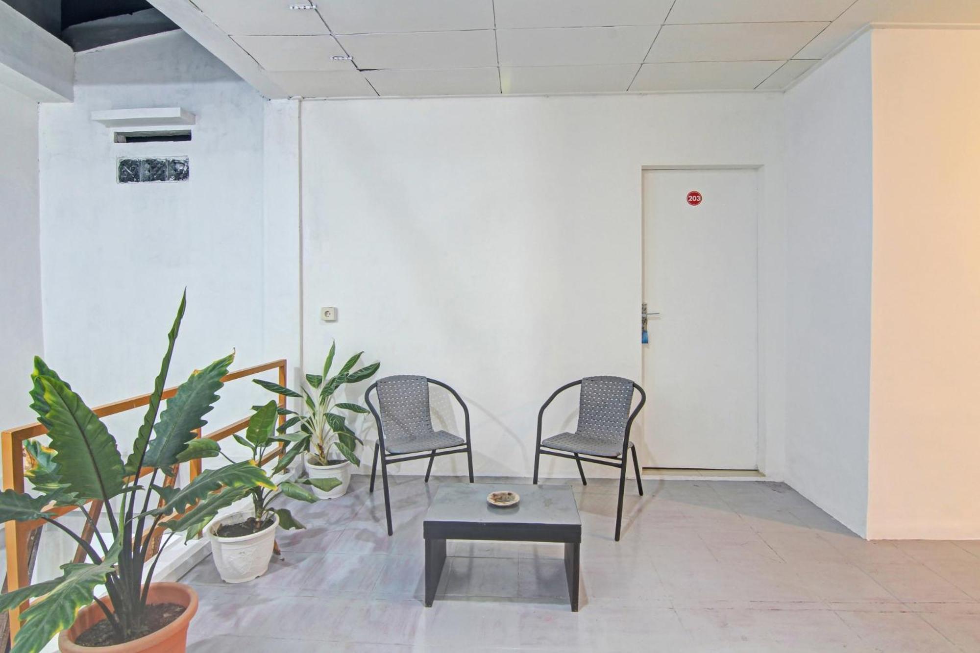 Oyo 90561 Paris Street Syariah Hotel